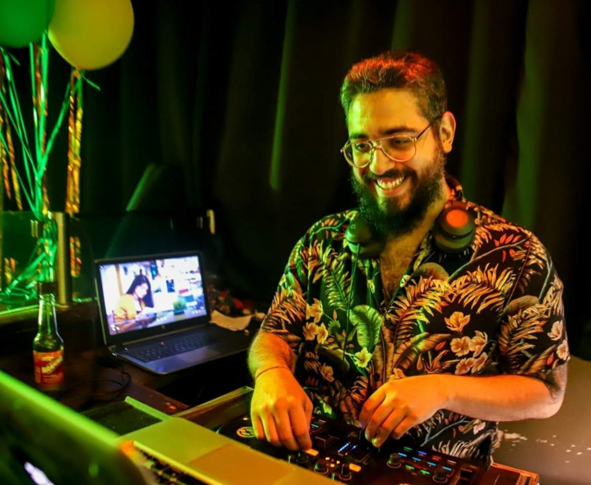 DJ Mateus Lima se apresenta neste sábado, 25, diretamente da Irlanda, no set da festa virtual "Acenda o Farol" 