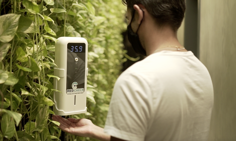 Totem com medidor de temperatura por aproximação e dispenser automático de álcool gel é um dos equipamentos da MedCheck  