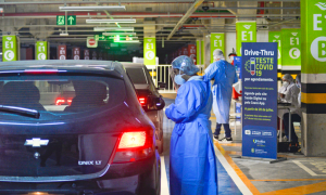 Testes são realizados dentro do carro do paciente Testes são realizados dentro do carro do paciente