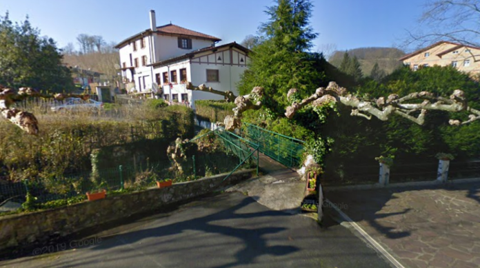 A fronteira entre Espanha e França nesta região é feita apenas por um pequeno afluente de 10 quilômetros de extensão, margeado por várias vilas que estenderam inúmeras pontes sobre o fio d'água