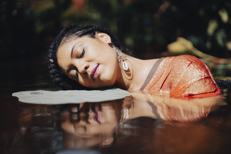 Lorena Nunes &eacute; cantora, compositora e produtora cultural. Suas refer&ecirc;ncias misturam m&uacute;sica popular brasileira, pop, soul, reggae, afrobeat e jazz
