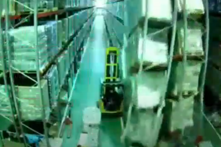 Vídeo mostra motorista de empilhadeira que, ao desviar de caixote, bate em prateleira e provoca queda em efeito dominó. 





