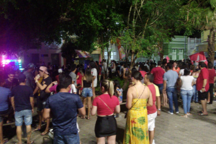 Aglomeração de pessoas no comitê do candidato Zé Ailton Brasil (PT) Aglomeração de pessoas no comitê do candidato Zé Ailton Brasil (PT)