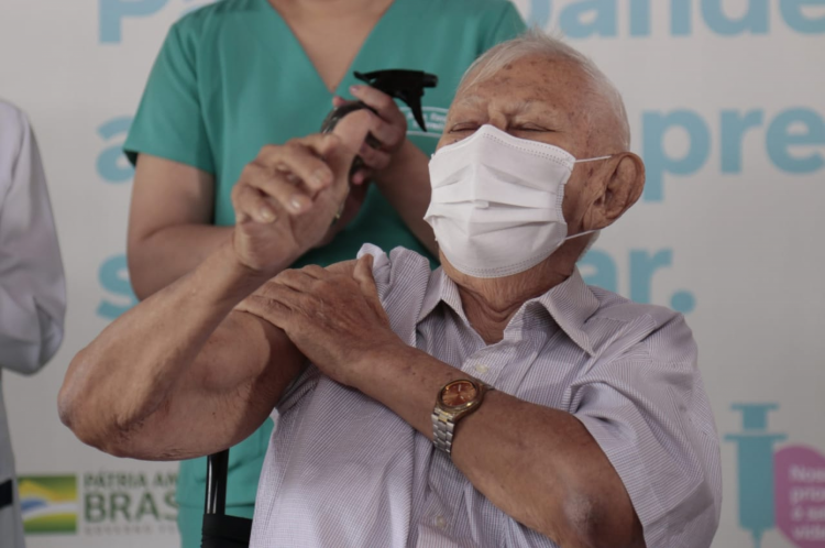 Primeiro idoso vacinado no Lar Torres de Melo: Elcias Albuquerque do Carmo, 79 anos