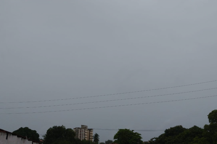 Chuva intensa em Fortaleza desde a madrugada, com relâmpagos