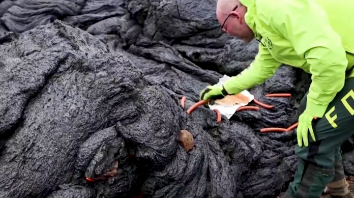 Grupo de cientistas autorizados a chegar mais próximo do vulcão aproveita para assar salsichas e preparar hot dogs na lava vulcânica