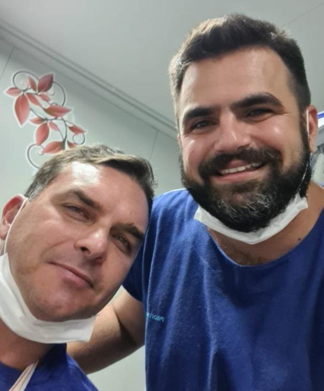 O cirurgiã oMarvel Pelúcio Falcão divulgou imagem ao lado do senador Flávio Bolsonaro na UPA do Pecém (Foto: Reprodução/Instagram)
