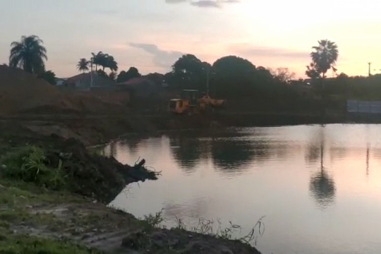 O corpo d’água, conhecido como Lagoa Seca, está situado na avenida Bernardo Manoel e tem um regime sazonal de secas e cheias