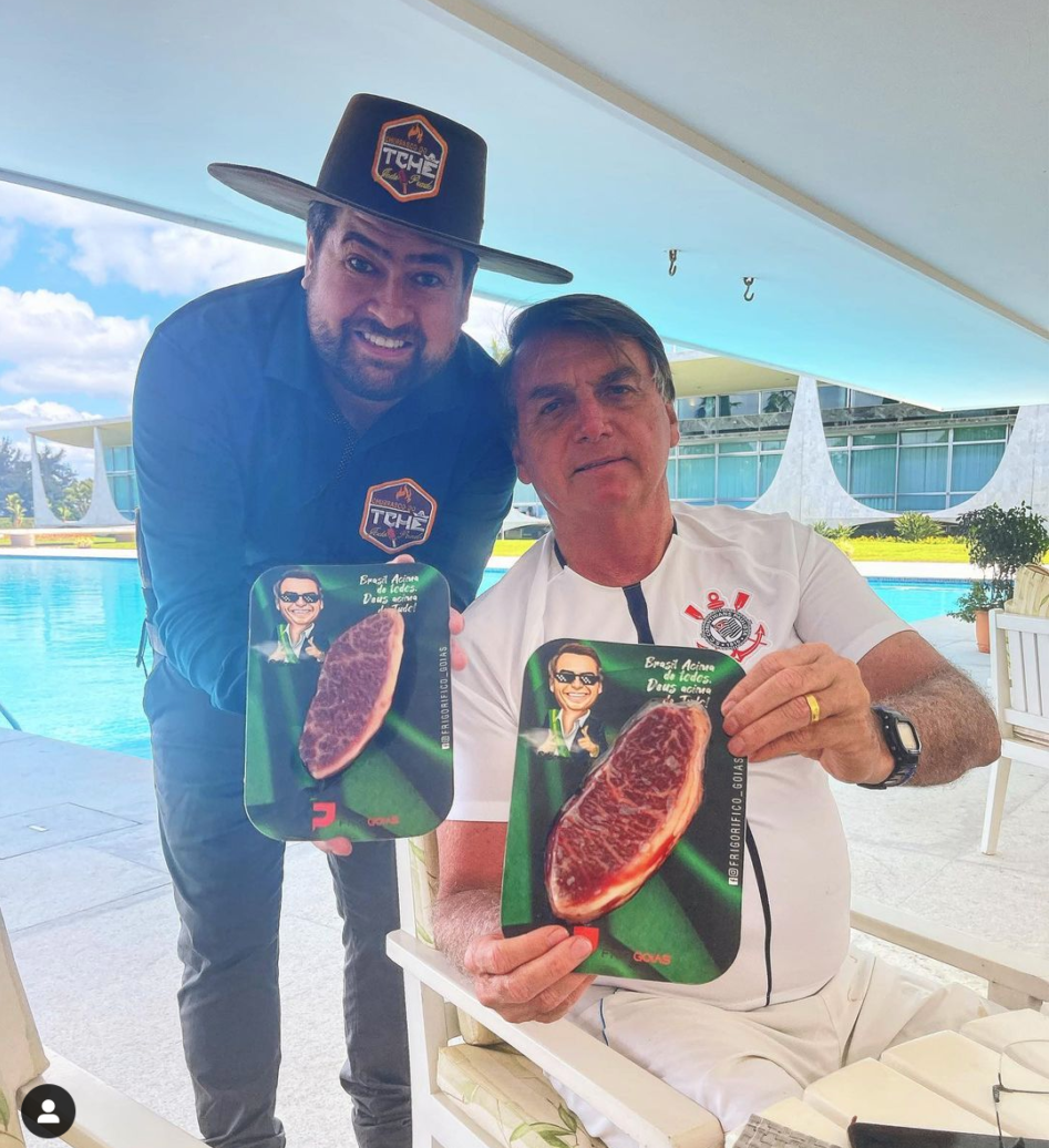 Presidente Bolsonaro ao lado de churrasqueiro dos artistas com picanha que custa R$ 1,799,99 o quilo, segundo a coluna Cozinha Bruta