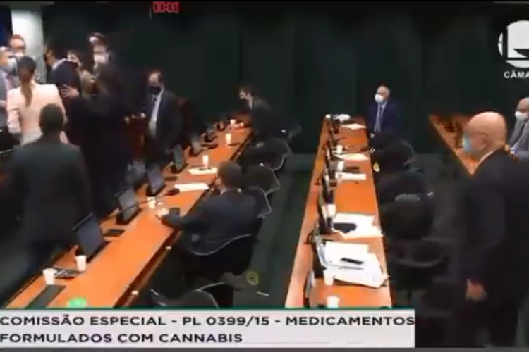 A confusão começou depois que um requerimento do deputado Diego Garcia foi negado durante a sessão que tratava da comercialização de produtos a base de cannabis 