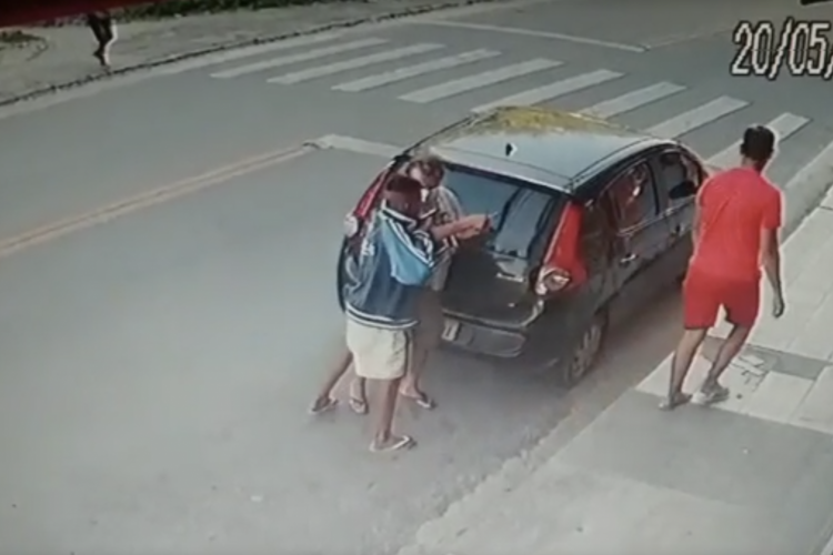 Câmeras de segurança registraram o momento do roubo do automóvel no Conjunto Ceará