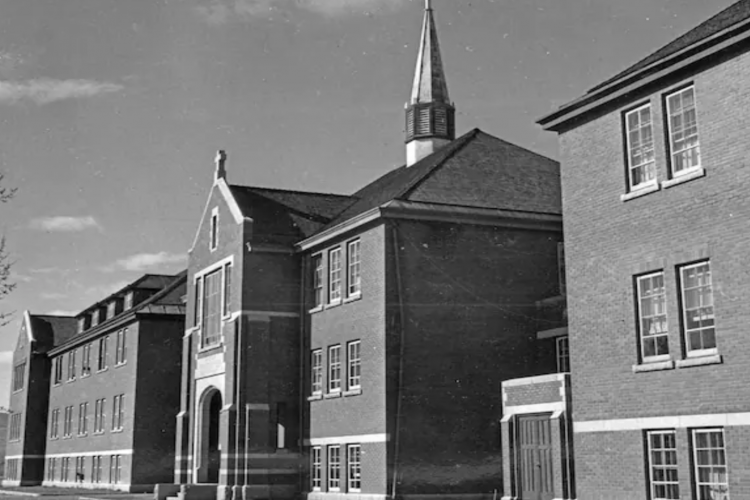 Um especialista descobriu os restos mortais no último fim de semana usando um georadar no local do internato