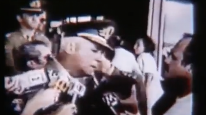 Em 1983, Newton Cruz age com truculência contra jornalista que o fizera pergunta sobre retrocessos democráticos.