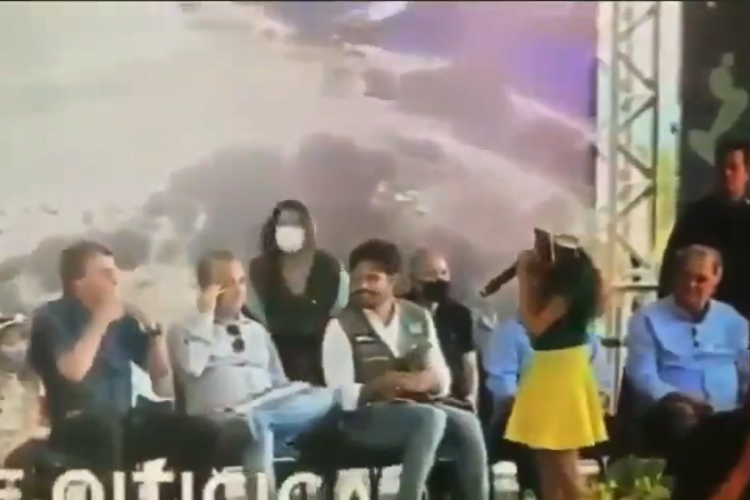 Presidente fez gesto pedindo que criança tirasse máscara durante evento