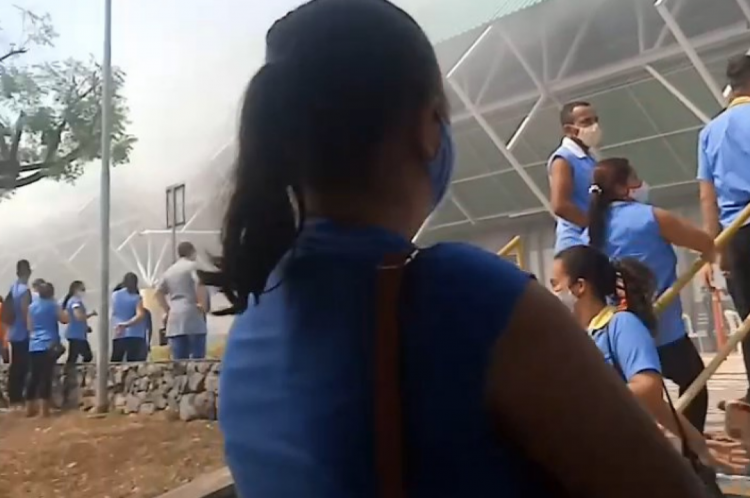 Toda a fábrica foi evacuada ao início do incêndio