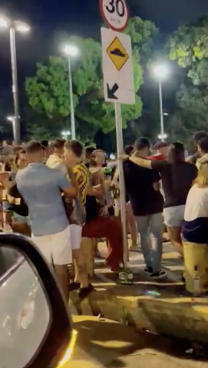 Multidão é dispersada por agentes da Agefis na noite da última sexta, 2 (Foto: Agefis/reprodução ) Multidão é dispersada por agentes da Agefis na noite da última sexta, 2 (Foto: Agefis/reprodução )