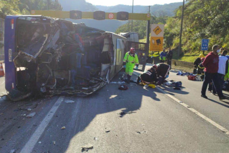 Ônibus do time do Umurama Futsal tomba e deixa 2 mortos e 20 feridos 