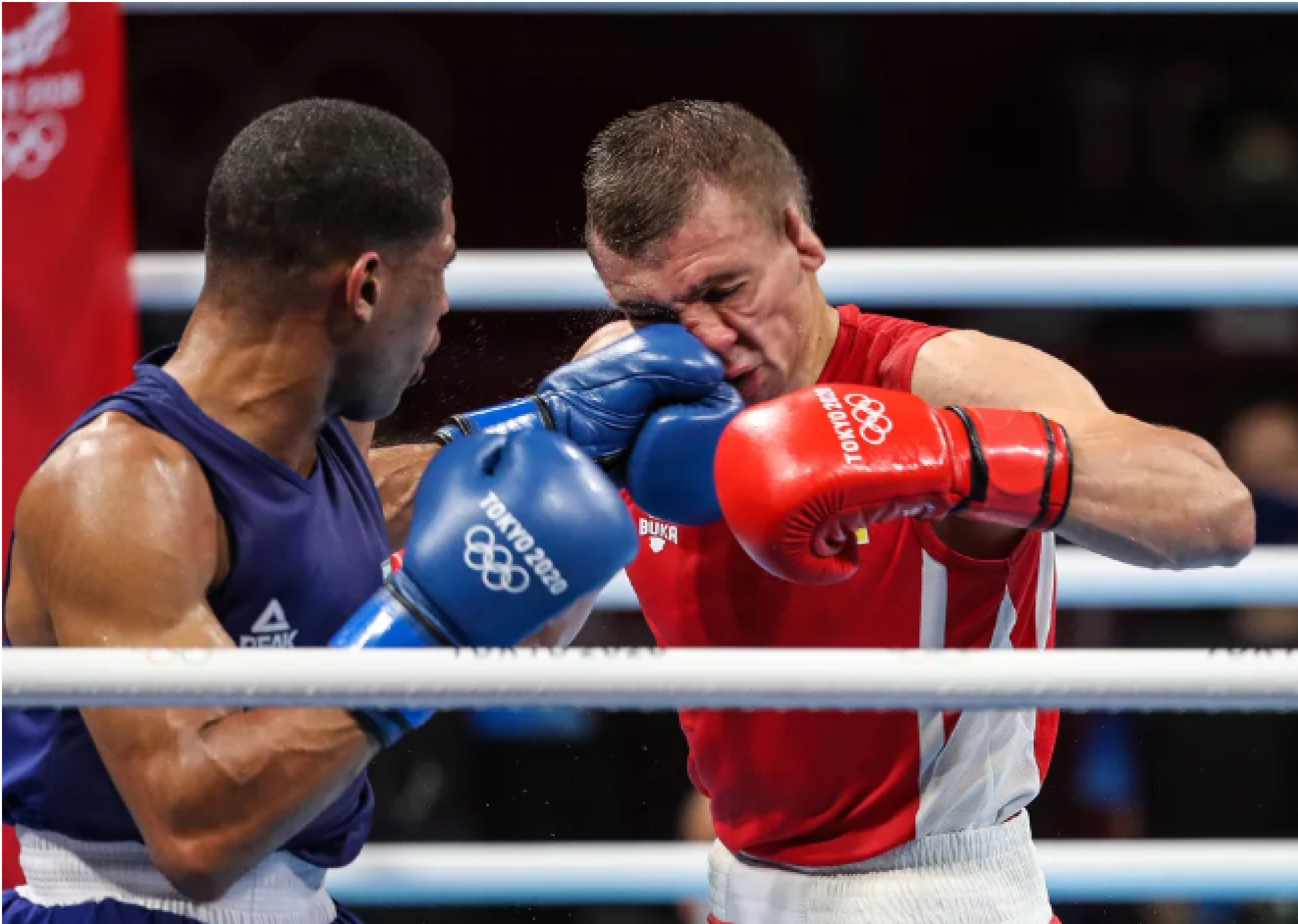 Hebert Souza acerta soco em ucraniano na final do boxe categoria até 75kg em Tóquio 2020