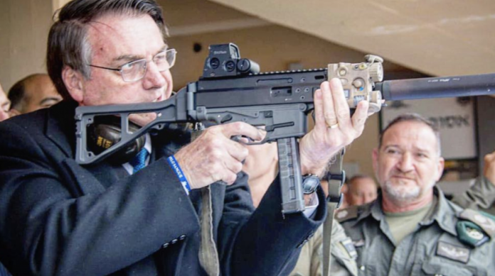 Presidente Jair Bolsonaro treina a mira com arma de fogo