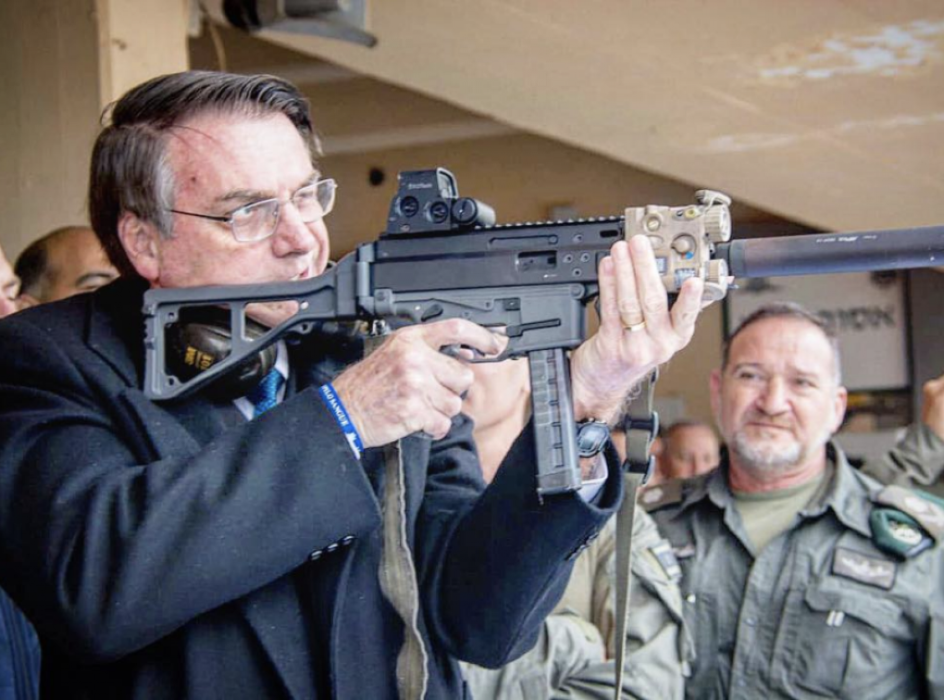 Ex-presidente Jair Bolsonaro treina a mira com arma de fogo (Foto: Reprodução/Instagram)