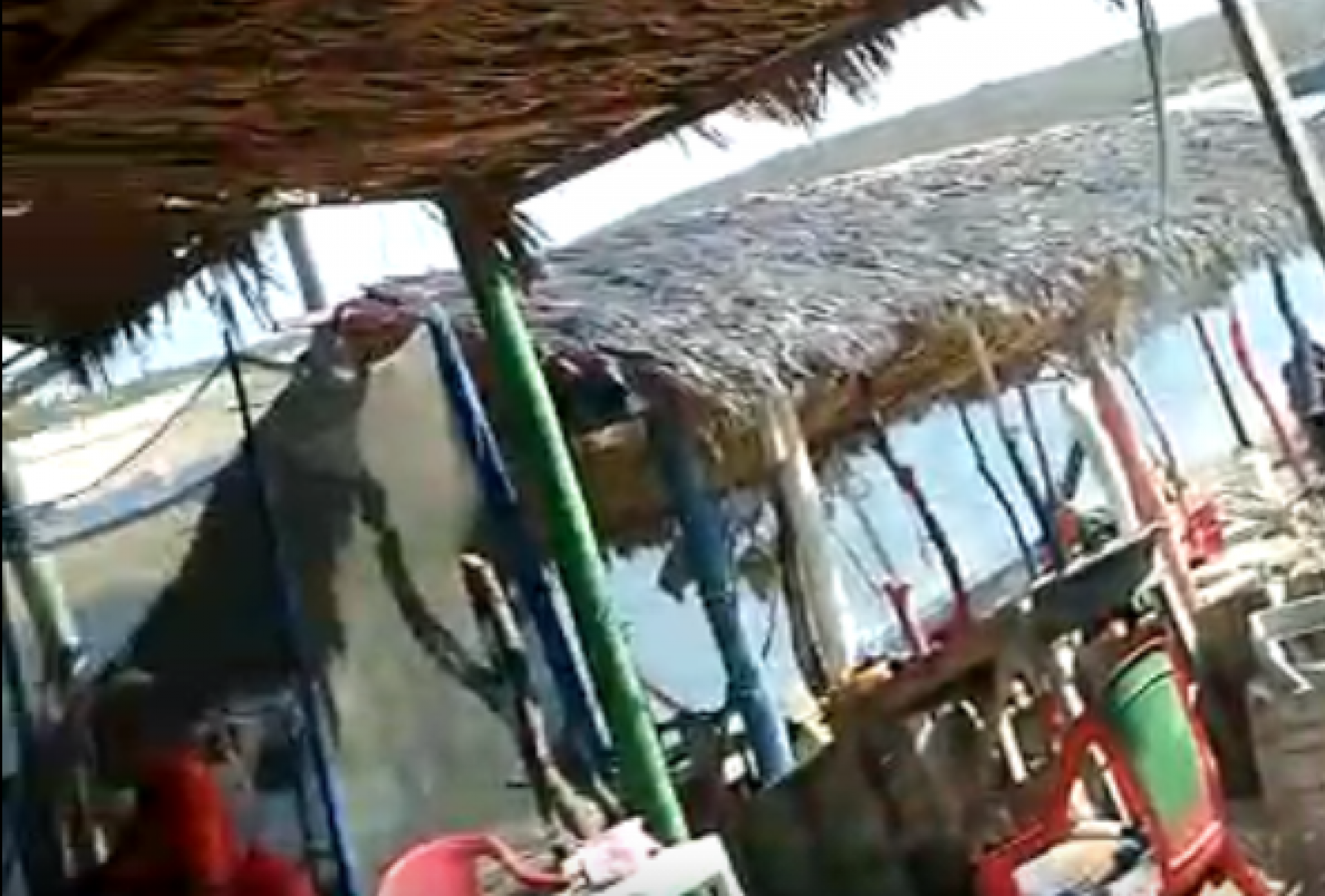 Barraca na praia em Águas Belas, Cascavel, Ceará, instantes após o triplo homicídio