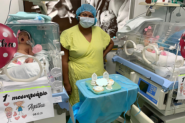 As gêmeas Agatha e Maria Elis celebraram o primeiro "mesversário" na unidade de cuidados intermediários do Hospital e Maternidade José Martiniano de Alencar (HMJMA)