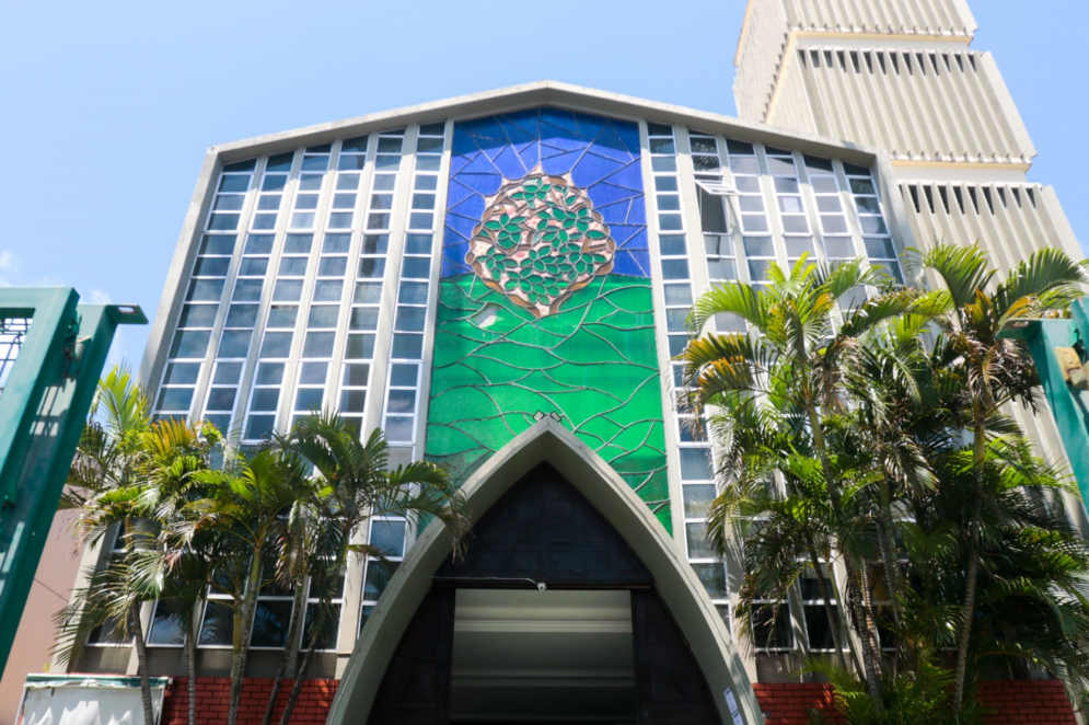 Fachada da Igreja Presbiteriana de Fortaleza neste domingo, 17, o primeiro após liberação de 100% do público nas igrejas do Ceará