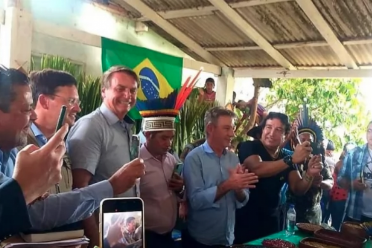 Bolsonaro &eacute; recebido na comunidade de Flexal, em Roraima.