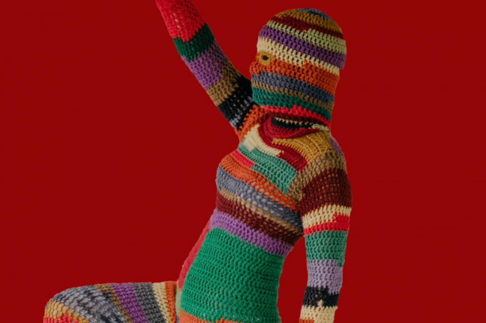 Artista utilizou o próprio corpo como estrutura para crochê(Foto: Divulgação)