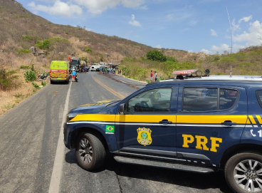 Trecho da BR-222, em Itapajé, está interditado desde a tarde dessa sexta-feira, quando o veículo colidiu com uma ribanceira. Motorista morreu no local 