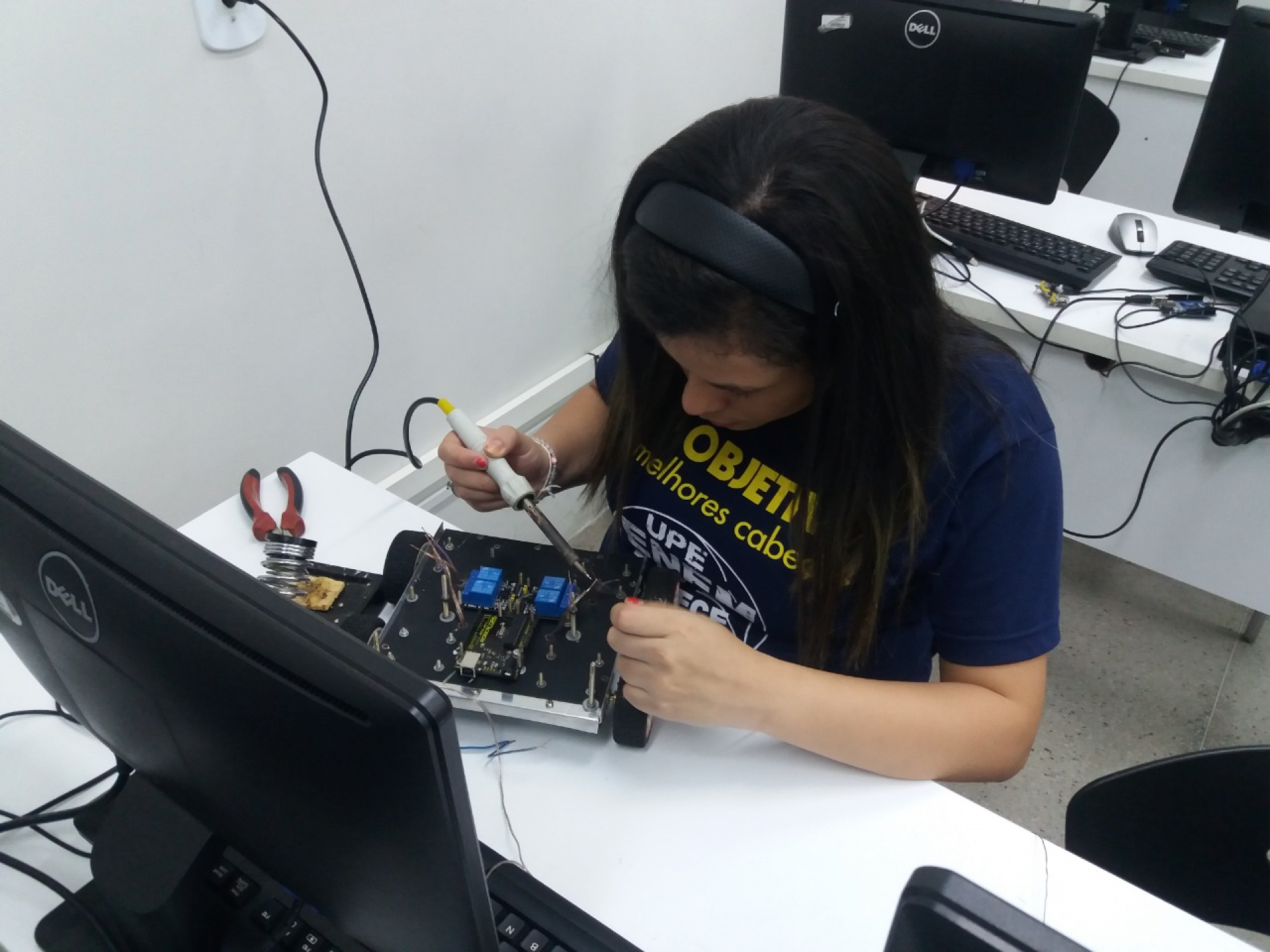 Yasmin Rodrigues participa de competições de robótica desde os 12 anos