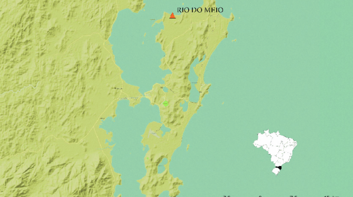 Localização do distrito Rio do Meio na ilha de Santa Catarina, onde foram encontrados os itens que fundamentam parte da pesquisa sobre caça de tubarões por indígenas