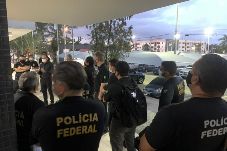 Policiais federais reunidos no início da manhã para cumprir os mandados na operação Colosseum, que tem Ciro Gomes e Cid Gomes como alvos