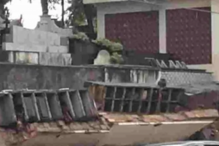 Chuva derruba muro de cemitério e arrasta ossada pela rua no Rio de Janeiro