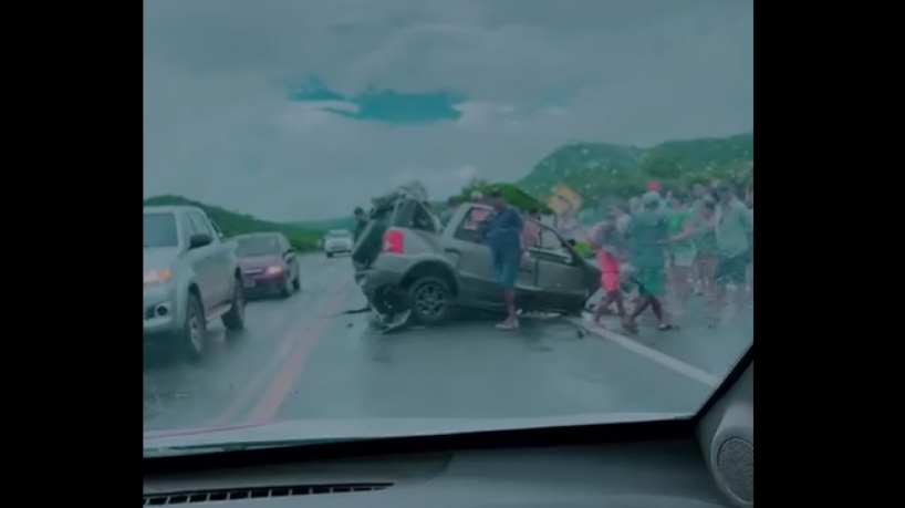 Colisão foi entre um caminhão e um carro de passeio.(foto: Reprodução/PRF)