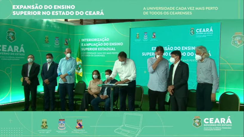 O Governador Camilo Santana assina decreto que institui a ampliação e interiorização do Ensino Superior estadual.(foto: Reprodução/ Youtube Governo do Ceará)