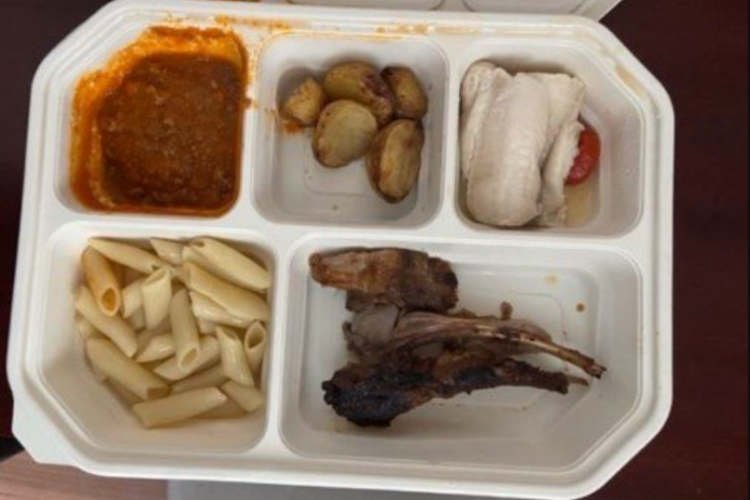 A atleta está confinada em um hotel dedicado à quarentena da Covid-19.