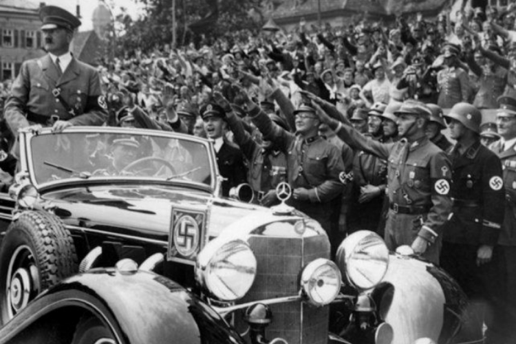 O carro pertenceu ao ditador nazista e era usado em desfiles. 