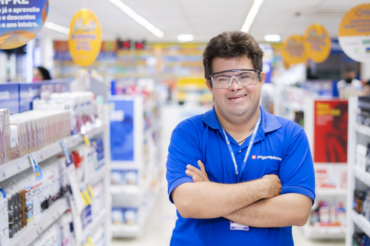 Levi Pimenta Justi, auxiliar de loja da Pague Menos, é exemplo de como a rede de farmácias tem instituído uma política de inclusão.(Foto: Pague Menos / Divulgação)