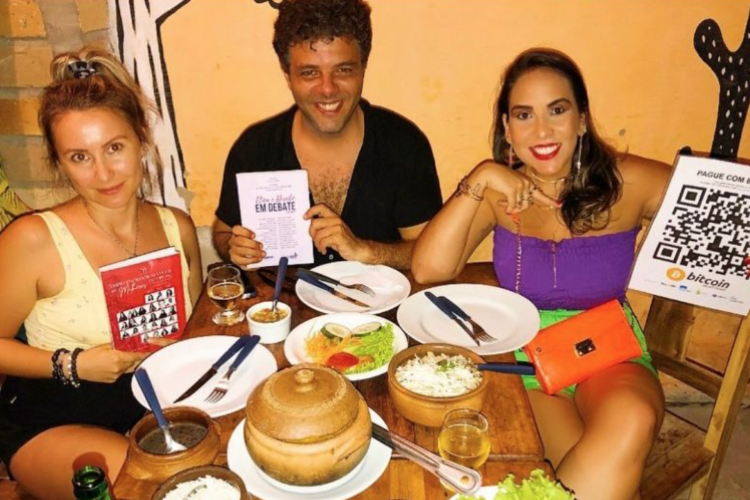 Kristina, Fernando e Gabriela no restaurante Dona Amélia