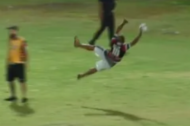 Um torcedor invadiu o gramado do estádio Arruda, em Recife, com o intuito de 