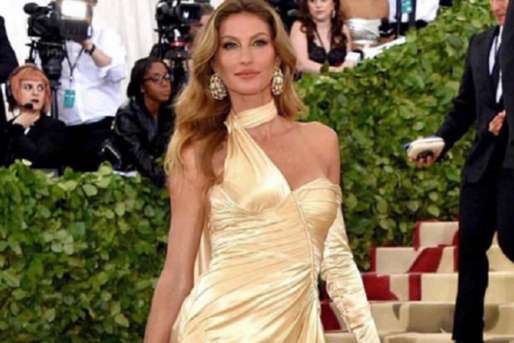 O Baile do Met acontece hoje, segunda-feira, 1, em Nova Iorque. O evento reúne os maiores nomes da moda e da indústria artística americana e internacional. 