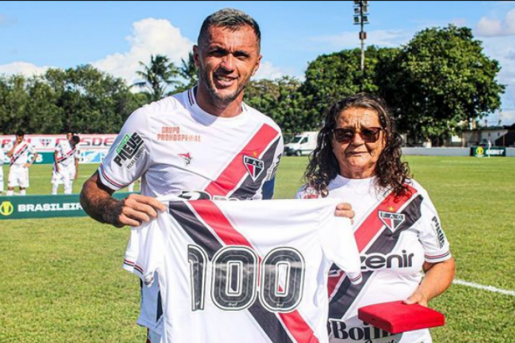 O camisa 9 foi homenageado antes da partida contra o São José-RS nesse sábado, 7, em que ele marcou um dos gols da vitória por 2 a 0 pela Série C