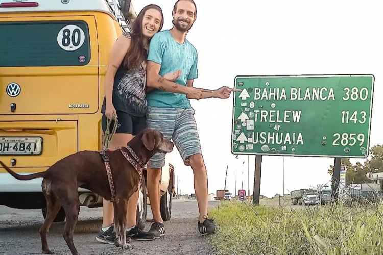 Luis e Priscila, casal que decidiu conhecer novos lugares e viver aventuras ao lado de Vivi, a cachorra deles.