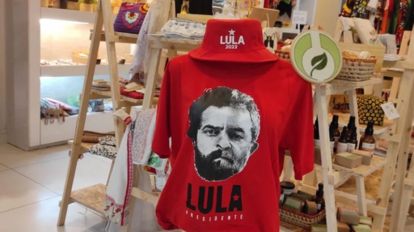 Shopping Benfica proíbe comercialização de camisas com cunho político e é acusado de censura...