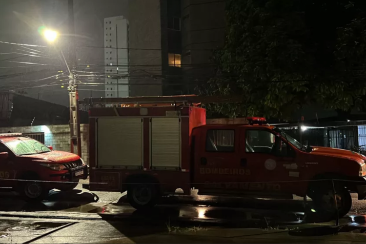 Mulher de 53 anos caiu no po&ccedil;o do elevador do edif&iacute;cio onde ela trabalhava. Bombeiros estiveram no local 