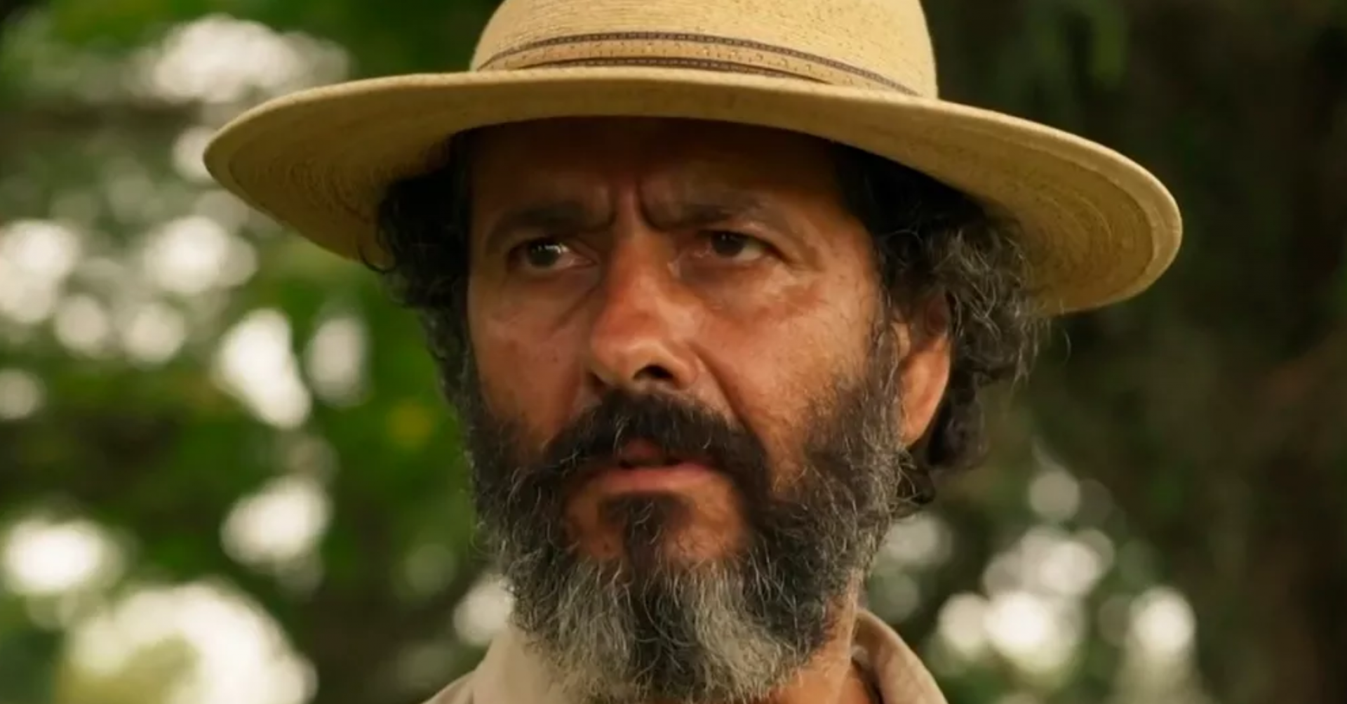 Zé Leôncio (Marcos Palmeira) aconselha Alcides e ir embora