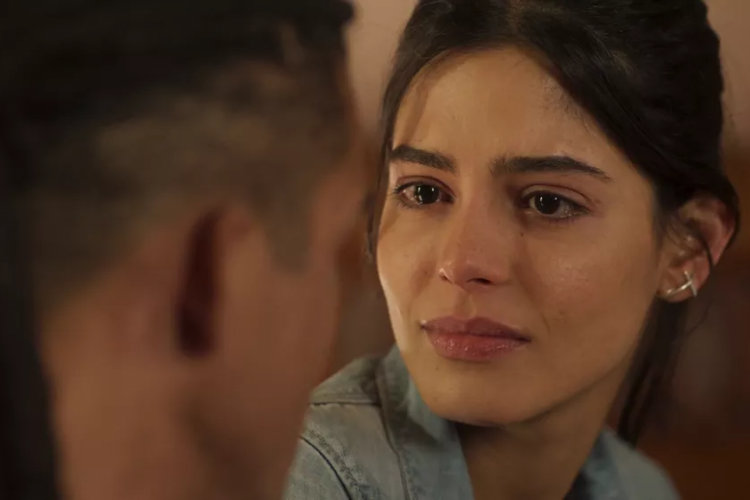 Guta (Julia Dalavia) teme que Tenório descubra tudo 

