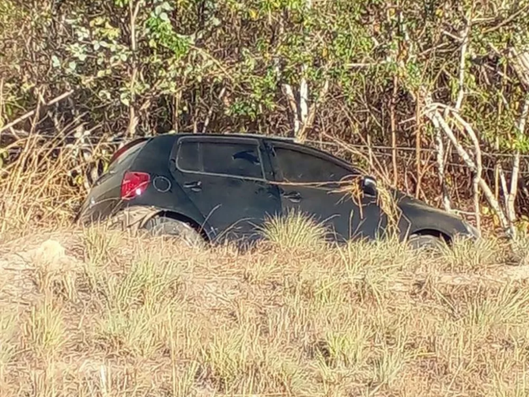 Mãe e filha morreram atropeladas por um caminhão na rodovia CE-183, que liga Varjota a Cariré. Pouco antes, o carro que estavam (foto) havia saído da pista e elas pediam ajuda. Um homem que estava no carro saiu ferido