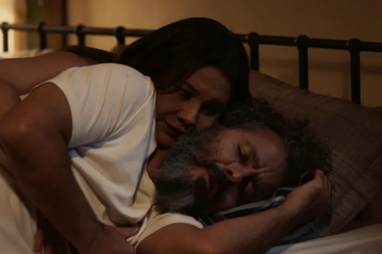 Filó (Dira Paes) se preocupa com a saúde de Zé Leôncio (Marcos Palmeira) em 'Pantanal'